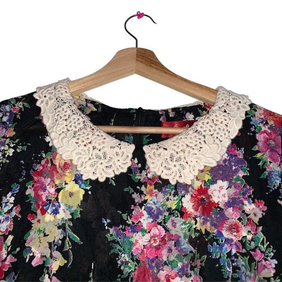 Tops - Vintage style Floral lace collared top